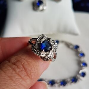 Swarovski Elements 925 Sterling Silver Blue Sapphire Halo Solitaire Ring NEW